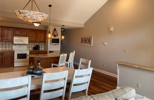 North End House | 5BR on Central Ave, 1.5 blocks from beach in Gold Coast