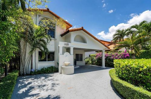 Little Havana House | 5BR Spacious Home in Best Miami Location with Private Pool