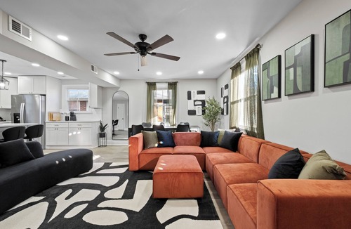 Mosby House | 5BR, Steps to Pickleball, Patio Movie Nights, 10 mins from Downtown Richmond