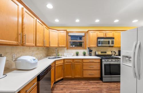 Constable Hook House | 5MIN walk NYC Train Massage Chair Sleeps 12Plus