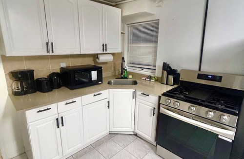 Ironbound District Apartment | 5mins to EWR. Close to NYC, JFK. 3-bedroom, 1-bath. Laundry available! Sleeps 8
