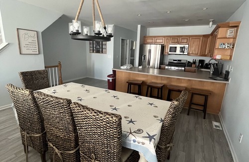 North Wildwood House | 6 bedroom 3.5 newly renovated townhome steps from the boardwalk/beach!