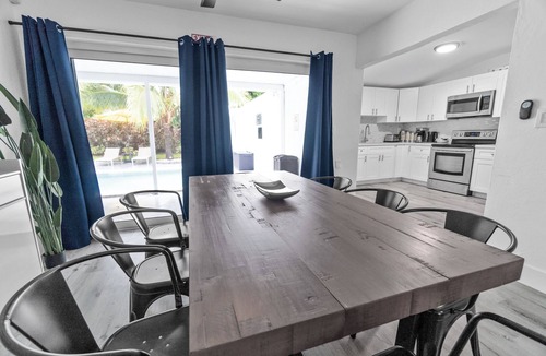 West Hollywood House | 6 Bedroom Home w Pool - Ping pong & Outdoor Shower