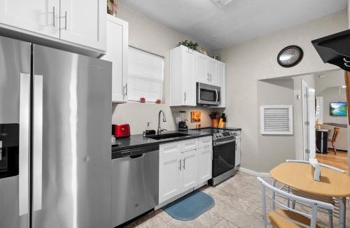 Near East Side House | 6 min from River center mall and hospital