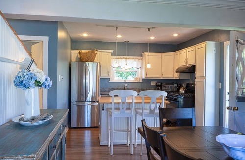 Sandwich House | 6 Tupper - New! 3BR Near Town Neck Beach, Pet Friendly!