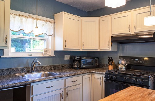Sandwich House | 6 Tupper - New! 3BR Near Town Neck Beach, Pet Friendly!