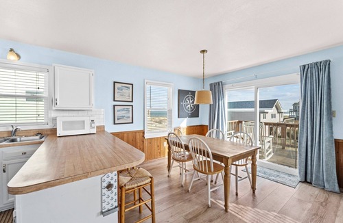 South Nags Head House | 6002-Sunny Delight, Dog-Friendly Nags Head Oasis—90 Ft to Beach