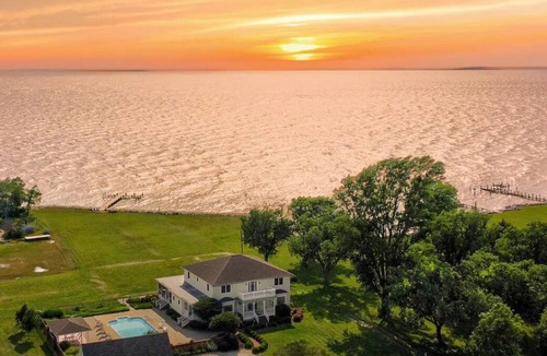 Fishing Creek Villa | 6bd on Chesapeake w Pool 🌟 Hot Tub 🐟 Fish & Crab 🌟