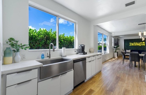 The Roads House | 6BR Central Miami, Outdoor Cinema, Private Pool, Best for Groups