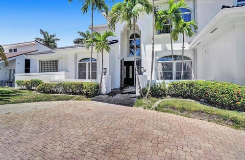 Hollywood Lakes House | 6BR Elegant Hollywood Lakes Mansion with Private Pool & Spa