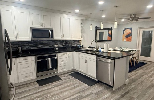 Tamarac House | 6BR Extended Stay Furnished Mid-Term Rental| Ideal for Relocation, Work Travel & Family Stays