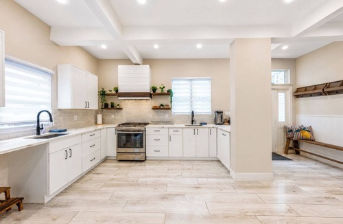 Roselle House | 6BR Family Retreat | Heated Pool | 30 Min to NYC