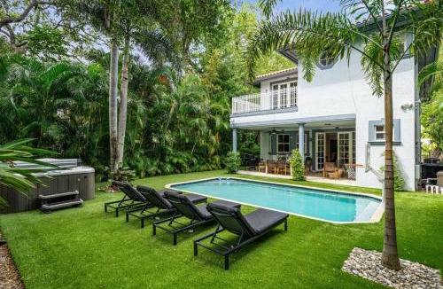Miami Shores Villa | 6BR Miami Shores Lush Green Spacious Villa