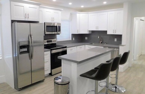 Hollywood House | 7/5 For 16 Guests-Beach View-Large Furnished Patio