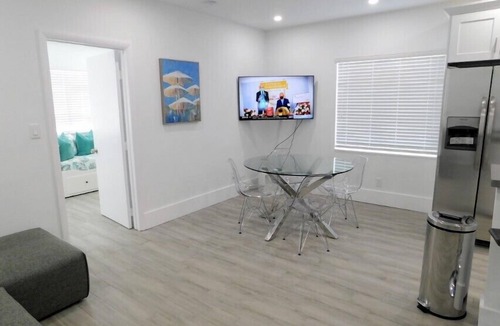 Hollywood House | 7/5 For 16 Guests-Beach View-Large Furnished Patio