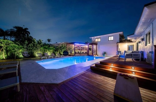 Golden Glades House | 7 Bedroom Villa Catalina Salt Water-Pool BKT Court