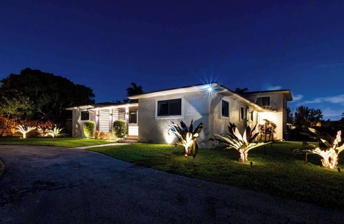 Golden Glades House | 7 Bedroom Villa Catalina Salt Water-Pool BKT Court