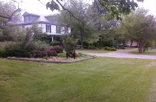 Concord House | 7 BR Manor - Central to the Eastern Seaboard. 9 private sleeping areas.