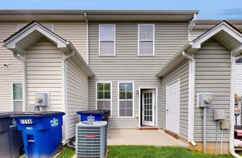 Winston - Salem House | 7 Mi to Dtwn Winston-Salem! Townhouse w/Pool