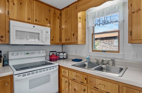 Avon House | 7531- Ginny Anne, 115 Yard Stroll to Beach. Sun Deck. Bring the Pooch.