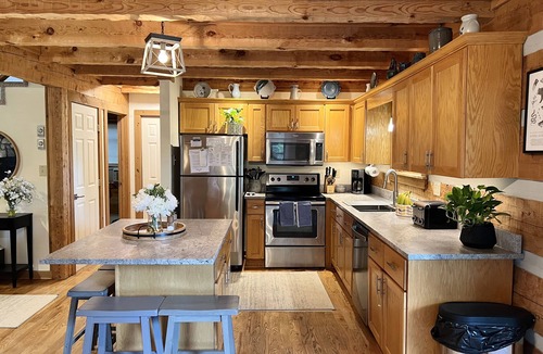 Seven Devils Cabin | 7th Heaven - Rustic cabin with hot tub, pool table, close to Hawksnest!