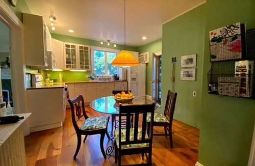 Betterton House | 8-bedroom house with AC and WiFi in Betterton. 7 minute walk to the beach.