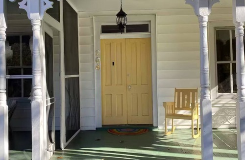 Betterton House | 8-bedroom house with AC and WiFi in Betterton. 7 minute walk to the beach.