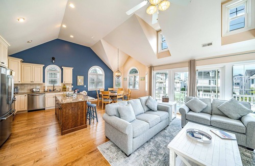 North End House | 8BR/6BA Coastal Retreat w/Rooftop & Porch Walk to Beach