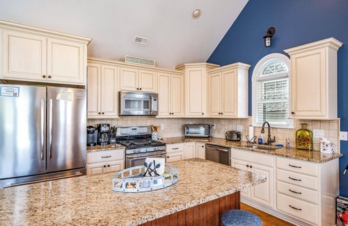 North End House | 8BR/6BA Coastal Retreat w/Rooftop & Porch Walk to Beach