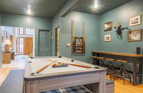 Hunter House | 8BR Luxury Retreat with Hot Tub, Games, & Fire Pit