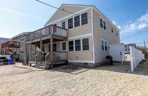 North Beach Haven House | 9 Houses to the Beach! PET FRIENDLY ON LBI, 3 Bed/1.5 Bath, 1st Floor Duplex