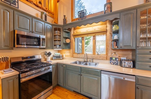 Edray Ski Chalet | 9BR/6BA Chalet at Snowshoe w/hot tub Game Room Mountain-top Views On-Call Van