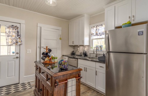 New Bern House | A beautiful balanced 2-bedroom bungalow near quaint downtown New Bern