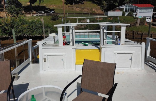 Ampthill Boat Rental | A Cozy And Classic Hatteras 43' Yacht In One Of The Best James River Locations