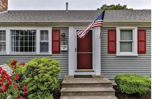 West Yarmouth House | A Cozy Cape house steps to Restaurants & Beaches ~1.4 miles down scenic roads