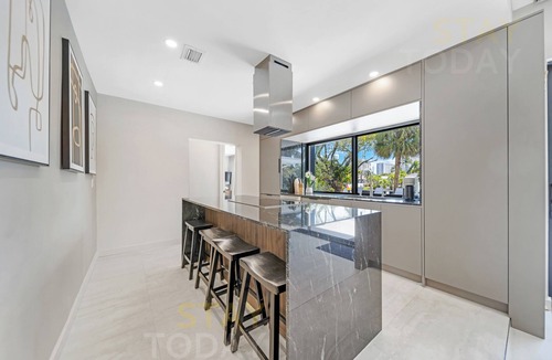 Hallandale Beach Villa | ★ A Designers 5 Bedroom Home - Heated Pool/BBQ/Boat Dock 55ft