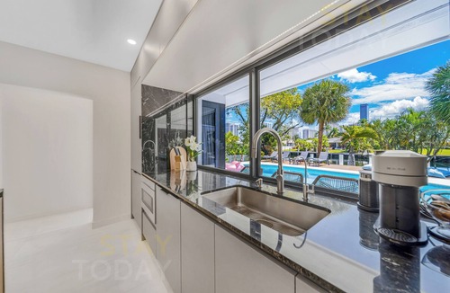 Hallandale Beach Villa | ★ A Designers 5 Bedroom Home - Heated Pool/BBQ/Boat Dock 55ft