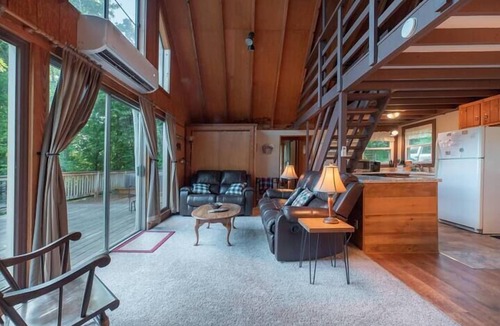 Rileyville House | A-Frame Cabin near Luray Hot Tub, Loft & Mountain Views Sleeps 4