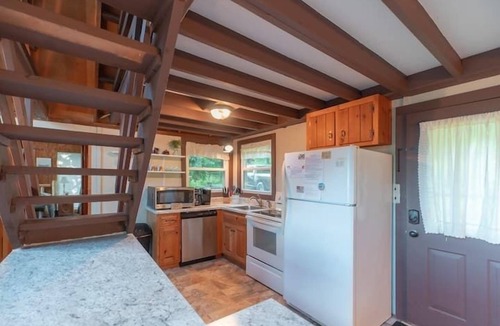 Rileyville House | A-Frame Cabin near Luray Hot Tub, Loft & Mountain Views Sleeps 4