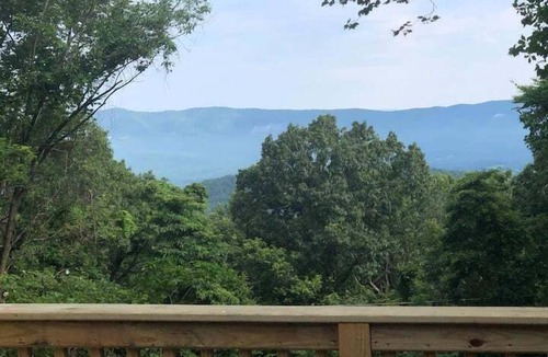 Rileyville House | A-Frame Cabin near Luray Hot Tub, Loft & Mountain Views Sleeps 4