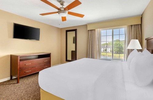 Berkeley Hotel | A Must-Experience Vacay! 2 Units w/Kitchens, Pool, Sports Courts, Free Parking!