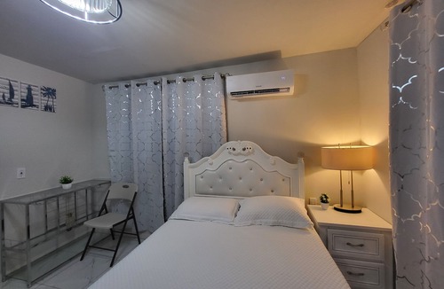 Little Havana Bed & Breakfast | A Nice Private Bedroom and Bathroom in Centrally-Located Miami with AC e2