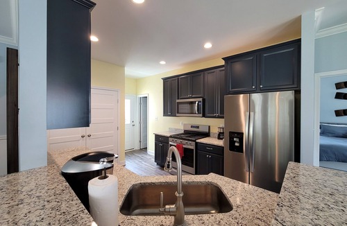 Issue House | A Peaceful Escape just minutes away from the Beach Great Location & Spacious