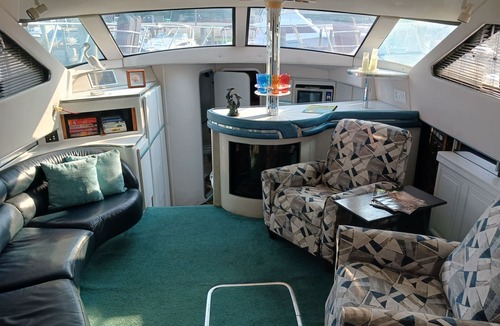 North Chesterfield Boat Rental | A VERY NICE 43' YACHT WITH LONG RIVER VIEWS AND ONSITE RIVERSIDE DINING