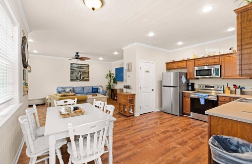 Ocean Pines House | A Wave From it All | Screened Porch Outdoor Dining