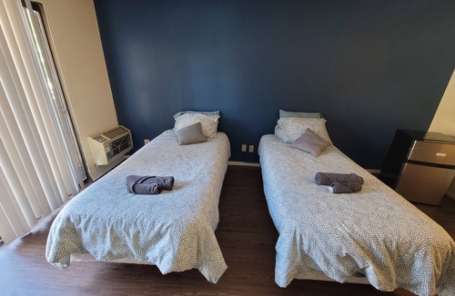 Beverly Hills Hotel | (A04) Simple Budget Private Studio Unit