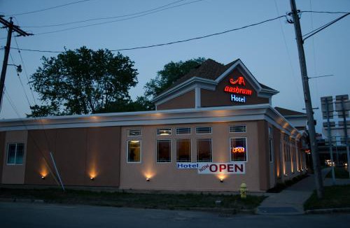 Niagara Falls Hotel | Aashram Hotel by Niagara River