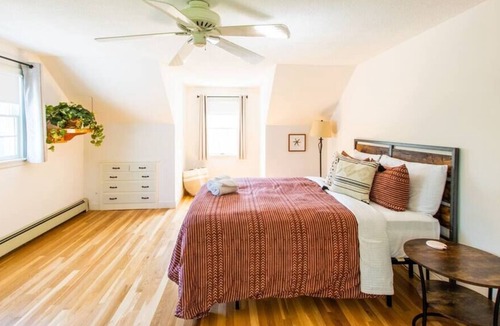 North Falmouth House | Access to Wing Pond & Walking Trails!