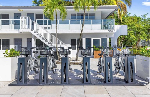 Galt Mile Apartment | Accessible King Getaway in Fort Lauderdale