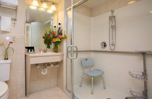 Country Club Estates Hotel | Accessible King Room | Roll-In Shower & Wi-Fi